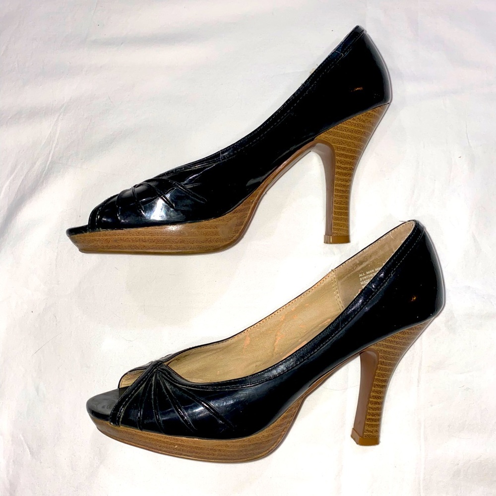 Steve Madden Black Patent Leather Pump with peek-a-boo toe. Size 7.5